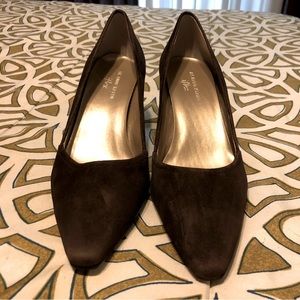 AK Anne Klein iflex brown leather pumps